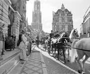 880035 Afbeelding van o.a. burgemeester H.J.L. Vonhoff op de trappen voor het Stadhuis (Stadhuisbrug 1) te Utrecht, ...